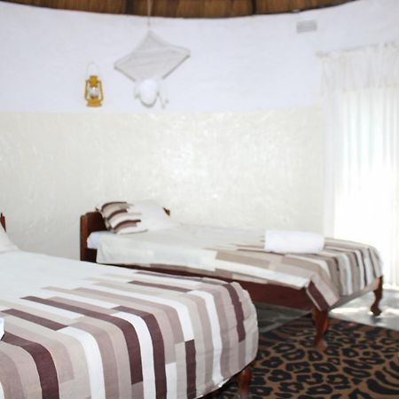 Reed Mat Lodge ลุซากา ภายนอก รูปภาพ