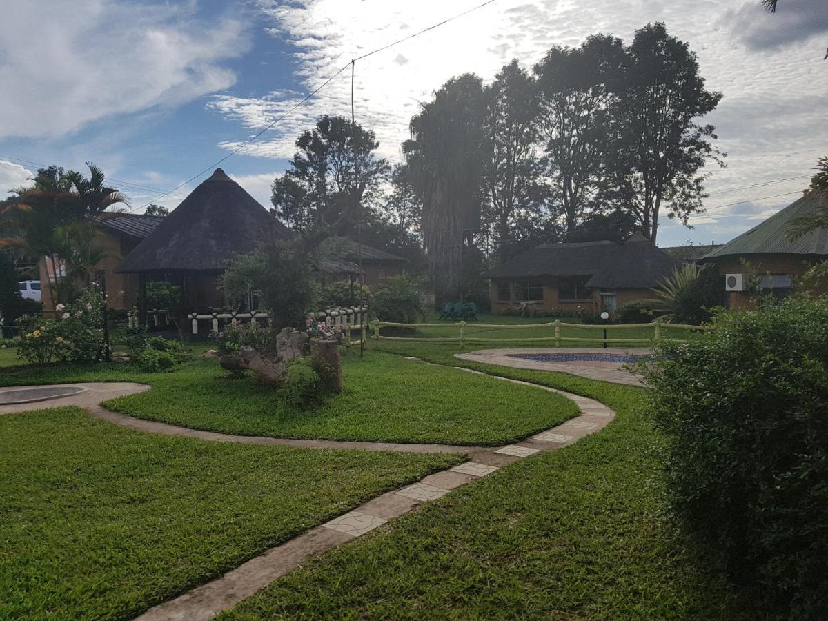 Reed Mat Lodge ลุซากา ภายนอก รูปภาพ