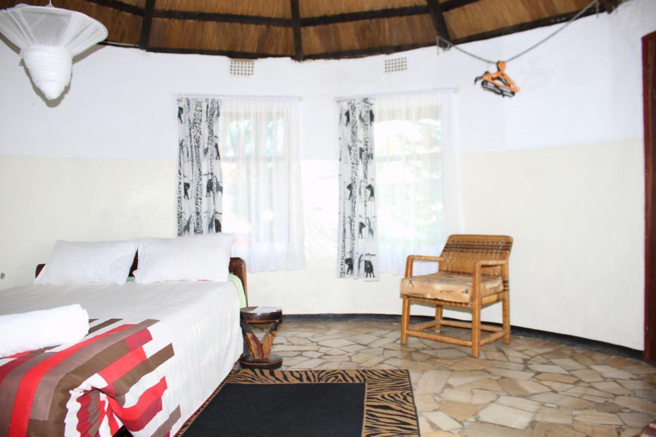 Reed Mat Lodge ลุซากา ภายนอก รูปภาพ