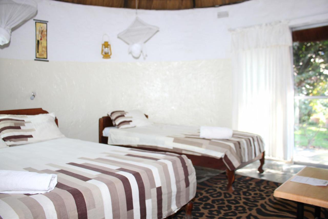 Reed Mat Lodge ลุซากา ภายนอก รูปภาพ