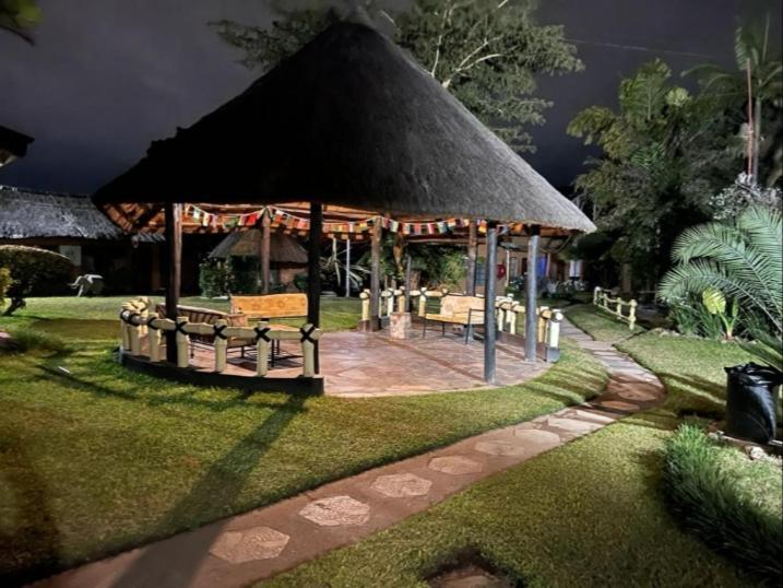 Reed Mat Lodge ลุซากา ภายนอก รูปภาพ