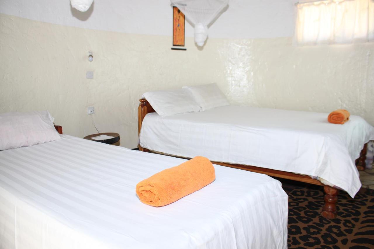 Reed Mat Lodge ลุซากา ภายนอก รูปภาพ